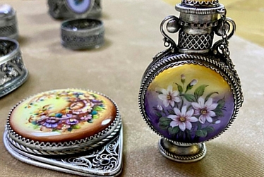 В Краснодаре открылась выставка миниатюрных изделий из финифти